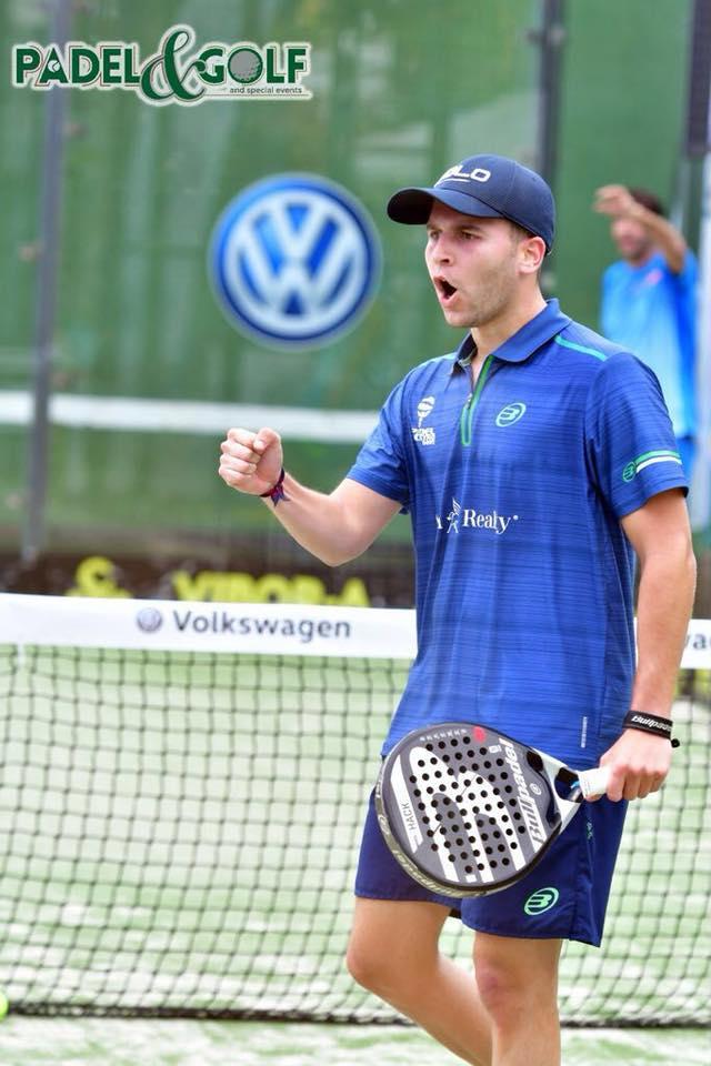 El campeón del pádel de Canarias estrenando su nueva camisa de Asten Realty®