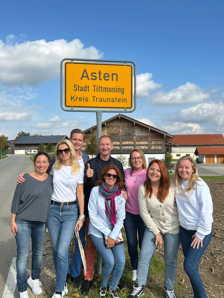 Gelukkige verjaardag Asten Realty!