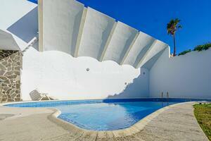 8 Bedroom Villa - Santa Cruz (0)
