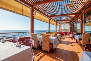 Business - Puerto de Santiago (1)