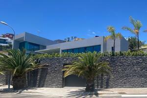 Seafront Luxury 4 Bedroom Villa - Santa Cruz (0)