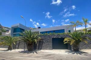 Seafront Luxury 4 Bedroom Villa - Santa Cruz (1)