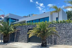 Seafront Luxury 4 Bedroom Villa - Santa Cruz (2)