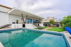9 Bedroom Villa - Arona (0)