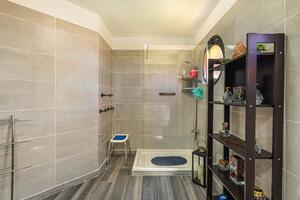 Seafront 4 Bedroom Apartment - Radazul — photo 40 of 63