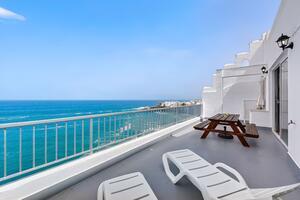 Seafront 4 Bedroom Penthouse - Puerto de la Cruz — photo 4 of 26