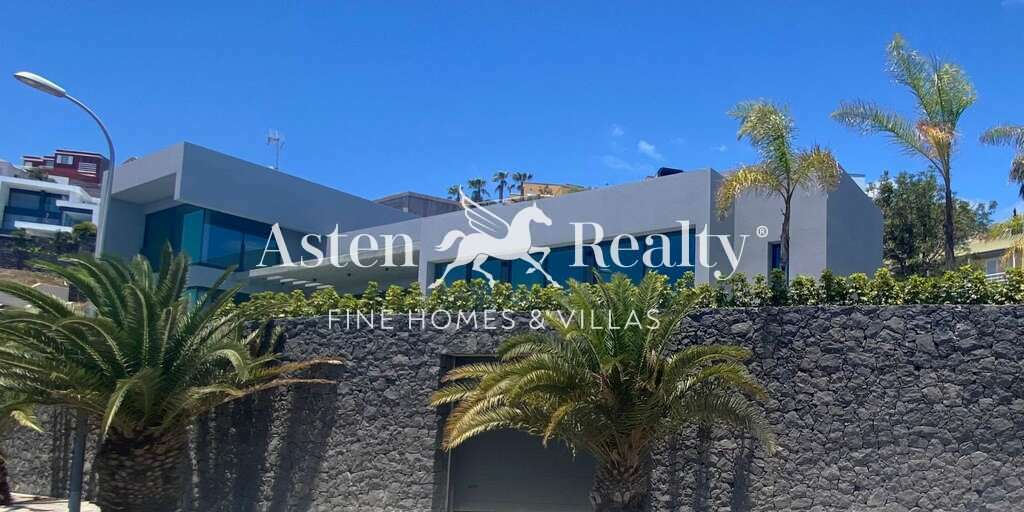 Seafront Luxury 4 Bedroom Villa - Santa Cruz