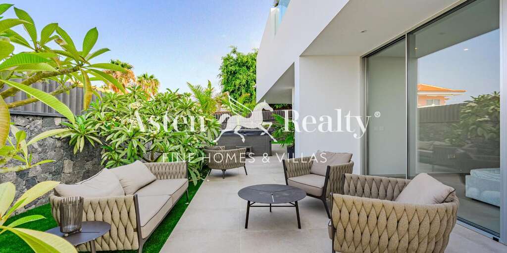 Luxury 4 Bedroom Villa - Callao Salvaje