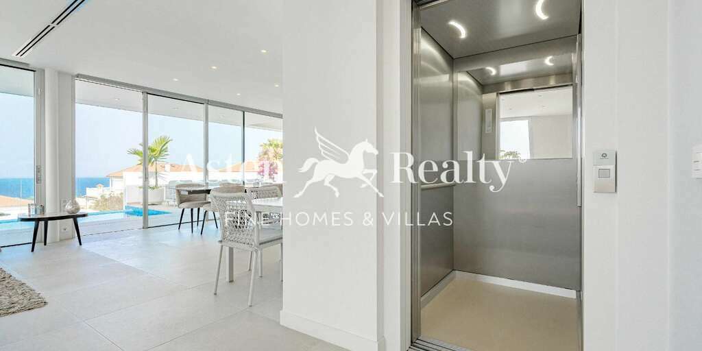 Luxury 4 Bedroom Villa - Callao Salvaje