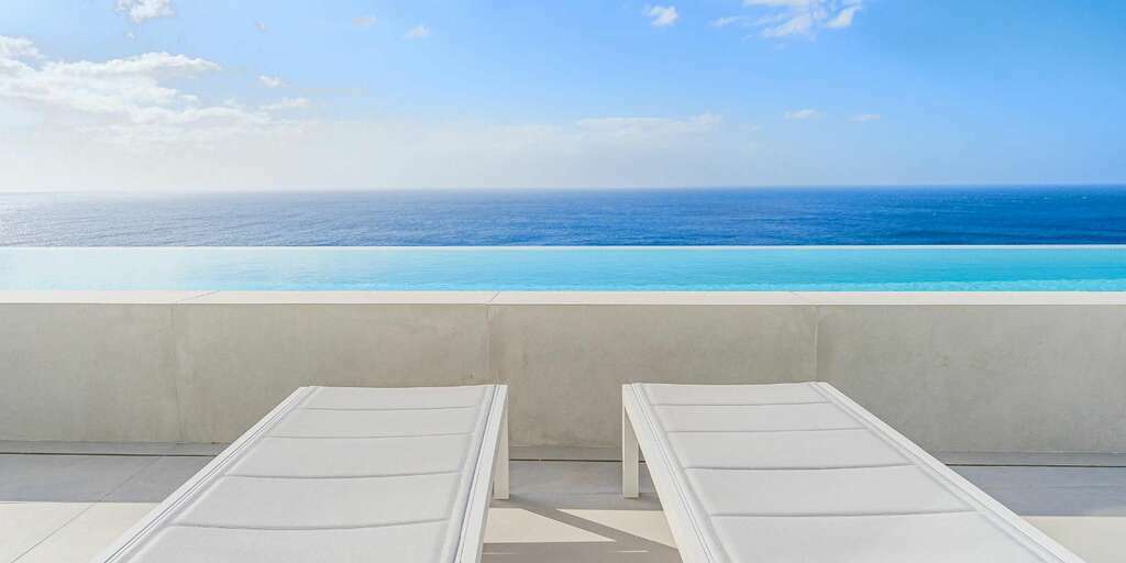 Seafront Luxury 3 Bedroom Villa - Santa Cruz