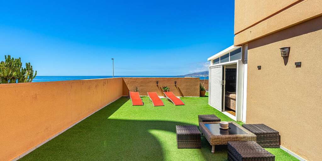 Seafront 4 Bedroom Apartment - Radazul